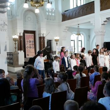 Vystúpenie ku Dňu matiek a májový výchovný koncert